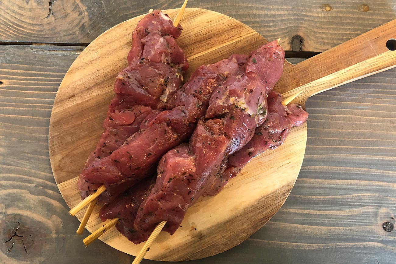 Souvlakis d’agneau marinés